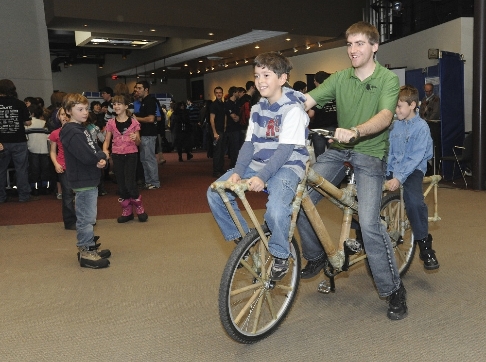 Le vélo du projet Toleka mené par huit étudiants en génie mécanique a ravi les jeunes visiteurs.