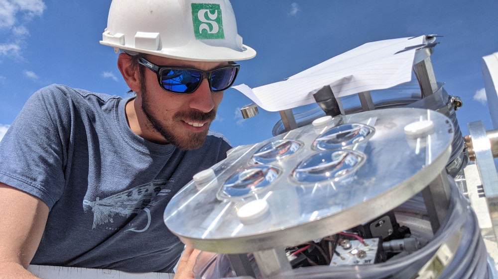Arnaud Ritou qui effectue l'alignement des cellules solaires sur un module photovoltaïque à concentration.Photo : Fournie
