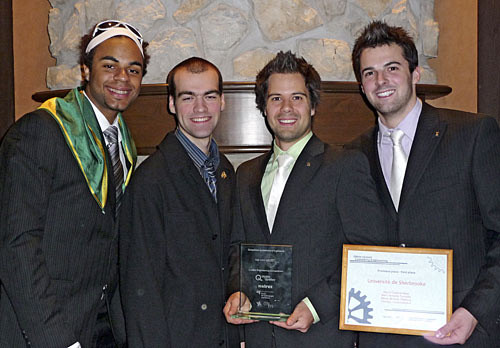 La délégation de la Faculté de génie s'est démarquée à la dernière compétition québécoise en ingénierie avec quatre premières positions. Sur cette photo, Daniel Benoni-Théroux, Thomas-Louis Laforest, David Charbonneau et Marc-Antoine Turcotte, qui ont remporté la 1re&nbsp;place dans la catégorie génie-conseil.