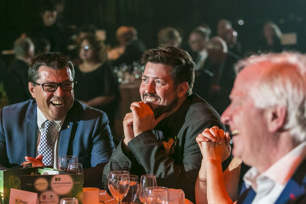 Shawn Young en compagnie du doyen de la Facult&eacute; d'&eacute;ducation, le Pr Serge Striganuk, lors du Gala du rayonnement.