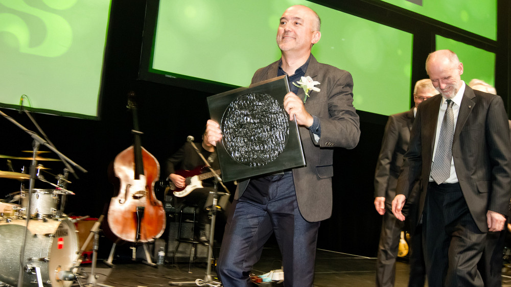Mike Cegleski recevant son oeuvre d'art lors du Gala du rayonnement.