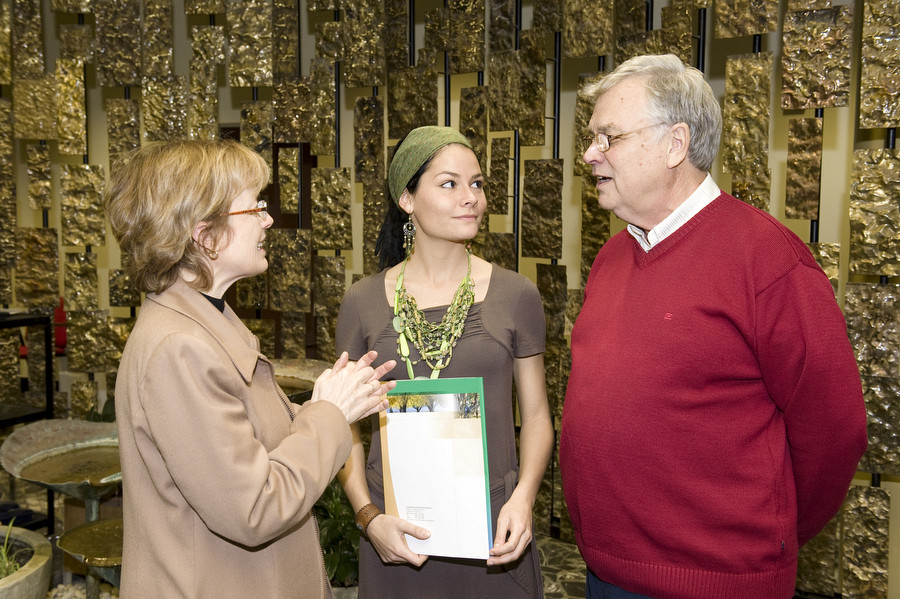Lors du cocktail, la doyenne Colette Deaudelin était heureuse de discuter avec la récipiendaire Christine Lachance et le donateur Jacques Limoges.