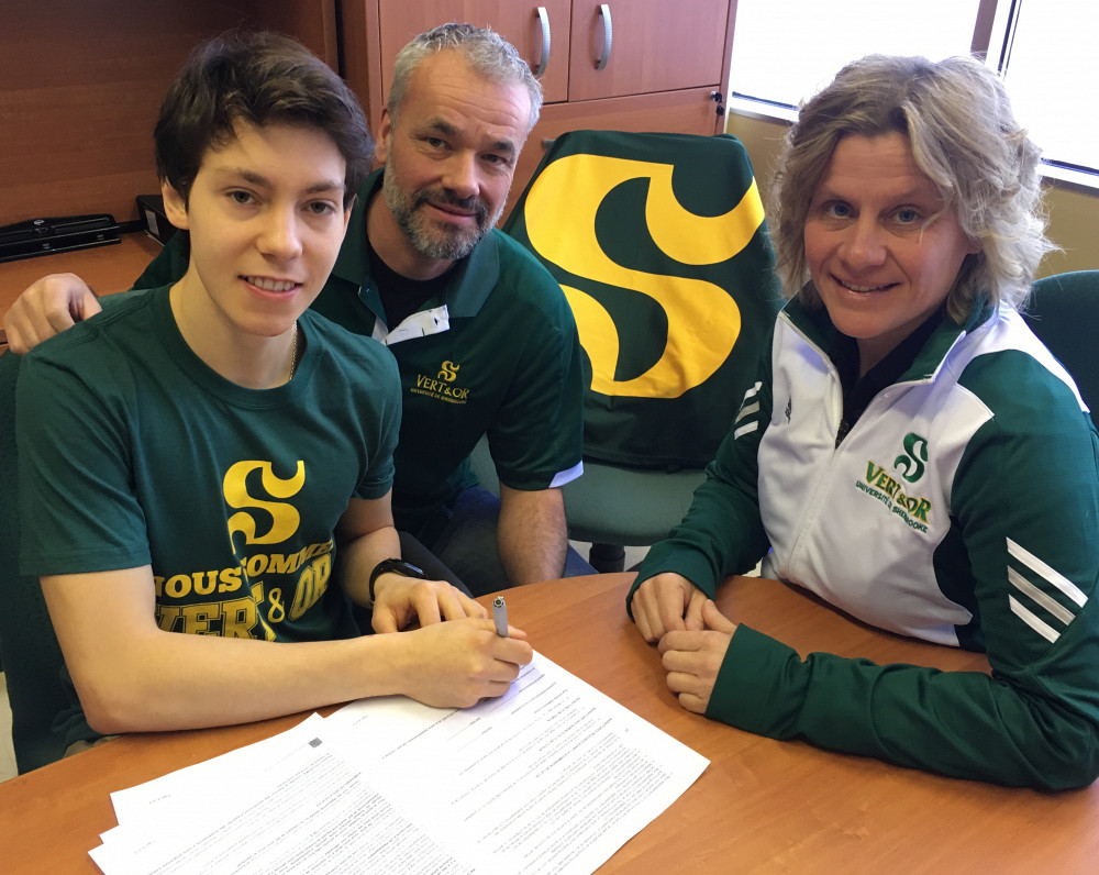F&eacute;lix Lapointe-Pilote, en compagnie de Luc Lafrance et de la coordonnatrice des &eacute;quipes Vert & Or, Brenda Lalibert&eacute;.