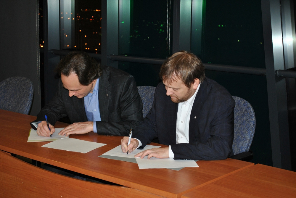 L'entente est signée par le doyen de la Faculté de droit, Sébastien Lebel-Grenier, et le président de l’IMAQ, Thierry Bériault.