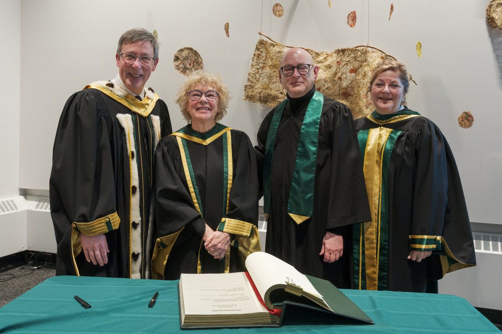 De gauche &agrave; droite : Pr&nbsp;Jean-Pierre Perreault, recteur de l'UdeS; Pre H&eacute;l&egrave;ne Cajolet-Lagani&egrave;re, nouvelle professeure &eacute;m&eacute;rite en lettres et sciences humaines; Pr Fran&ccedil;ois Yelle, directeur du D&eacute;partement de communication; Pre Anick Lessard, doyenne de la Facult&eacute; des lettres et sciences humaines.