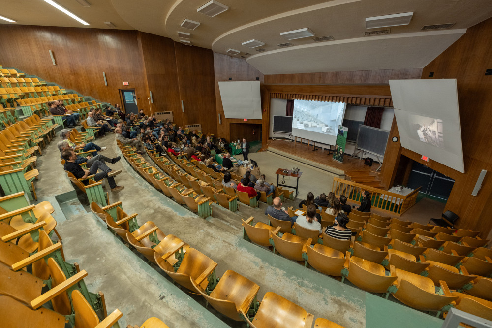 Quelque 100 convives ont pris place dans le mythique auditorium D2-1060 de la Facult&eacute; des sciences, le 25 novembre dernier, afin de le saluer une derni&egrave;re fois dans son &eacute;tat original de 1957.