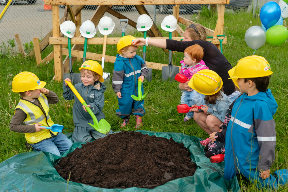 Des enfants ont procédé à la pelletée de terre marquant le coup d'envoi des travaux du futur CPE.