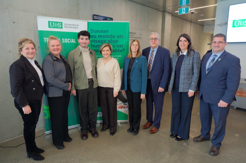 Anick Lessard, doyenne de la Facult&eacute; des lettres et sciences humaines, Anne Lessard, vice-rectrice &agrave; la recherche de l&rsquo;UdeS,&nbsp;Vincent Auger, analyste et conseiller &agrave; la Fondation Famille Godin et Ginette Godin, membre du conseil d&rsquo;administration de la Fondation Famille Godin,&nbsp;Julie No&euml;l, professeure &agrave; l&rsquo;&Eacute;cole de travail social et titulaire de la chaire, Mario-Olivier Massie, directeur de la F&eacute;d&eacute;ration des ressources interm&eacute;diaires jeunesse,&nbsp;Genevi&egrave;ve Barry, de la maison d'accueil La Casita, et Pascal Gr&eacute;goire, directeur g&eacute;n&eacute;ral de La Fondation de l'UdeS, lors de l'annonce de cr&eacute;ation de chaire du 5 novembre.