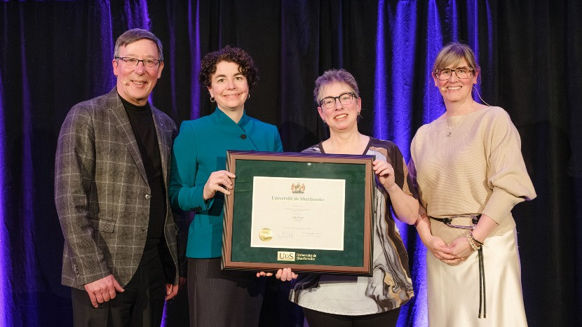 Le recteur de l'UdeS, le professeur Jean-Pierre Perreault, la doyenne de la Facult&eacute; de droit, la professeure Marie-Pierre Robert, la professeure Edith V&eacute;zina et la&nbsp;vice-rectrice aux &eacute;tudes et &agrave; la vie &eacute;tudiante, la professeure Isabelle Dionne