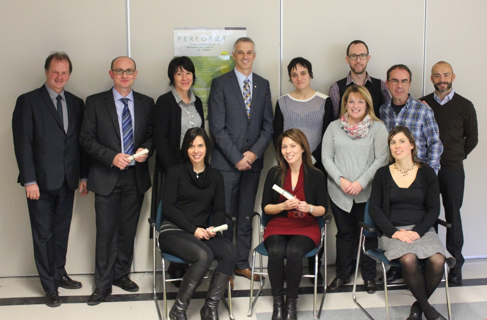 Jules B&eacute;langer, directeur de PERFORMA (au centre), en compagnie de quelques dipl&ocirc;m&eacute;s, de Benoit Pag&eacute;, directeur g&eacute;n&eacute;ral du Coll&egrave;ge Ahuntsic (&agrave; gauche) et de Nathalie Vall&eacute;e, directrice des &eacute;tudes du Coll&egrave;ge Ahuntsic (&agrave; gauche de M. B&eacute;langer).