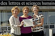 Justine Fortin-Chevalier, étudiante au baccalauréat (au centre), a reçu un Certificat d'excellence académique de la Société canadienne de psychologie. Elle est entourée de Jeannette Leblanc (à gauche), directrice du Département de psychologie et la professeure Audrey Brassard (à droite).