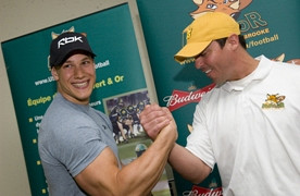 Samuel Giguère reçoit les félicitations de son entraîneur André Bolduc