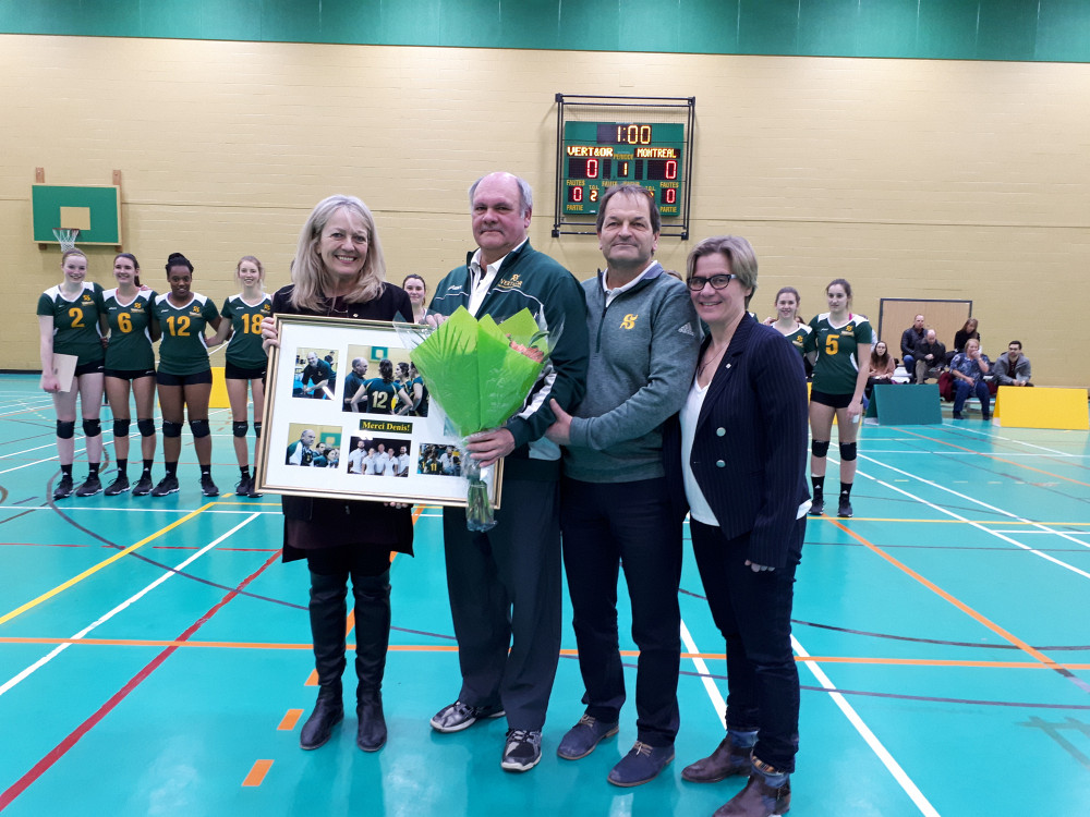 Denis Fontaine s'est vu remettre un souvenir t&eacute;moignant de sa carri&egrave;re d&rsquo;entra&icirc;neur universitaire &agrave; la barre du Vert & Or par la Professeure Denyse R&eacute;millard, vice-rectrice &agrave; l&rsquo;administration et au d&eacute;veloppement durable &agrave; l&rsquo;Universit&eacute; de Sherbrooke, Jean-Pierre Boucher, directeur g&eacute;n&eacute;ral du Service du sport et de l&rsquo;activit&eacute; physique et Brenda Lalibert&eacute;, coordonnatrice des &eacute;quipes Vert & Or. 