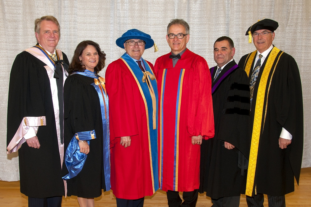 De gauche &agrave; droite&nbsp;: Paul-&Eacute;mile Bourque, doyen de la Facult&eacute; des Sciences de la Sant&eacute; et des Services Communautaires, Universit&eacute; de Moncton; Lynne Castonguay, secr&eacute;taire g&eacute;n&eacute;rale; Raymond Th&eacute;berge, recteur et vice-chancelier; Dr R&eacute;jean H&eacute;bert, docteur d&rsquo;honneur en m&eacute;decine; Raymond Lanteigne, pr&eacute;sident du Conseil des gouverneurs; et Claude Savoie, chancelier.