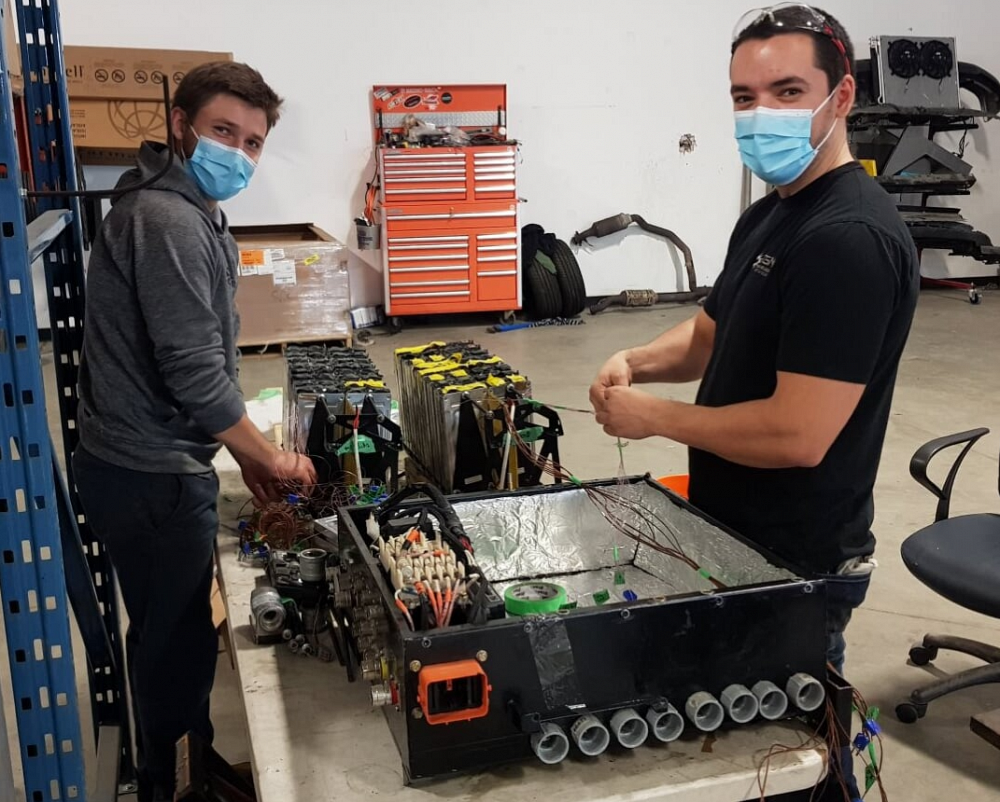 Jean-Gabriel Mercier (gauche) et Vincent Woodward (droite) ont effectué leurs stages en génie mécanique chez Calogy Solutions l'automne dernier.