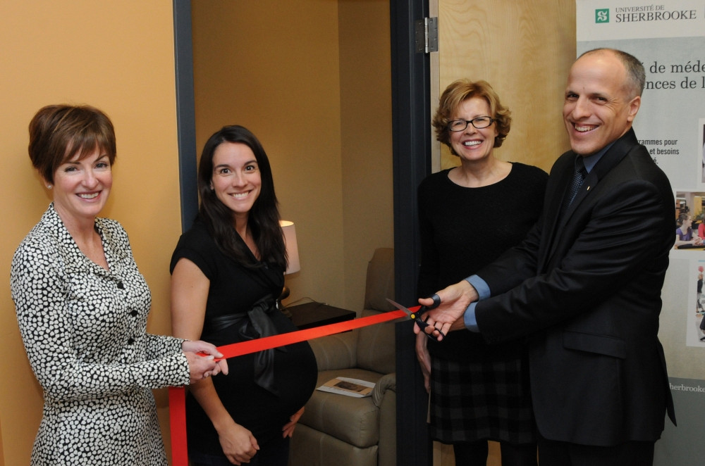 Pre Linda Bell, instigatrice de la Politique d'allaitement &agrave; la FMSS, Julie Bergeron, &eacute;tudiante au doctorat en immunologie, Pre Johanne Desrosiers, secr&eacute;taire de la Facult&eacute; et vice-doyenne &agrave; la vie &eacute;tudiante et le Pr Pierre Cossette, doyen de la FMSS