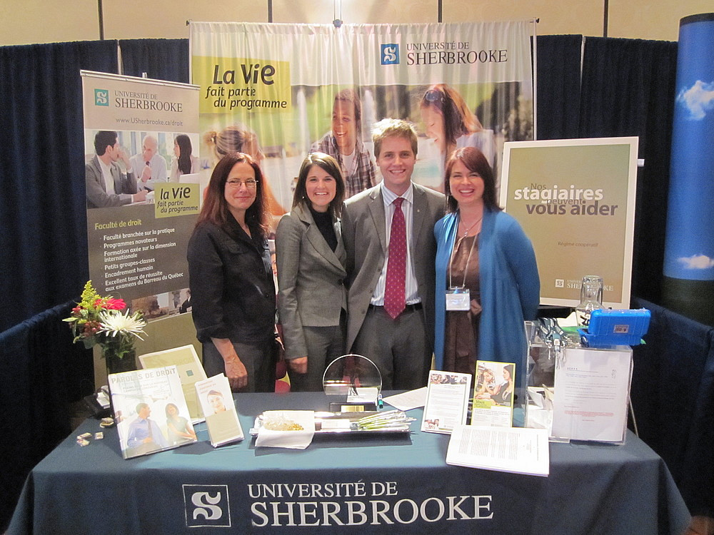 Luce Lagu&euml; et Caroline Boutin entourent les responsables du stand, les dipl&ocirc;m&eacute;s Marie-Pier Baril et Antoine Pellerin.