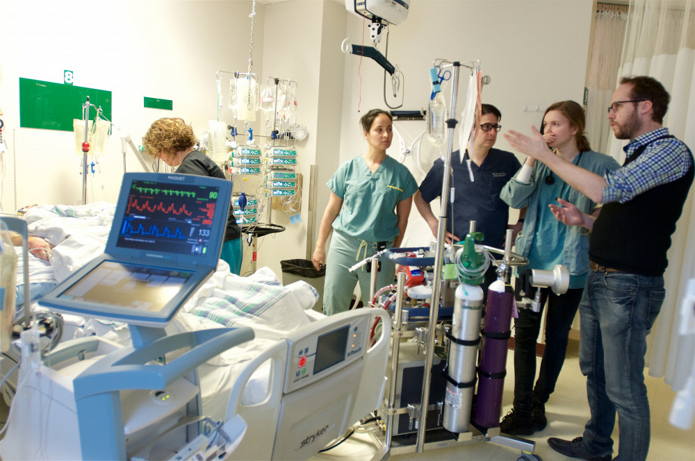 Le Pr Michaël Mayette et son équipe visitent un patient aux soins intensifs avant la pandémie.