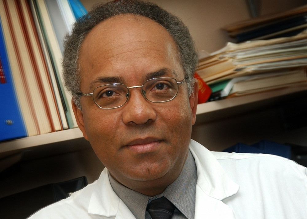 Raymond Duperval fait maintenant partie de la courte liste de professeurs &eacute;m&eacute;rites de la FMSS. Un honneur pleinement m&eacute;rit&eacute; pour celui qui a marqu&eacute; toute une g&eacute;n&eacute;ration de coll&egrave;gues, d&rsquo;&eacute;tudiants et de patients.