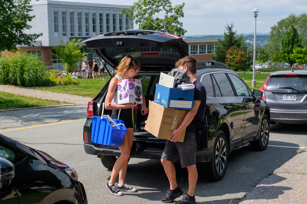 Personnes &eacute;tudiantes s'installant &agrave; l'UdeS &agrave; l'occasion de la rentr&eacute;e 2023.