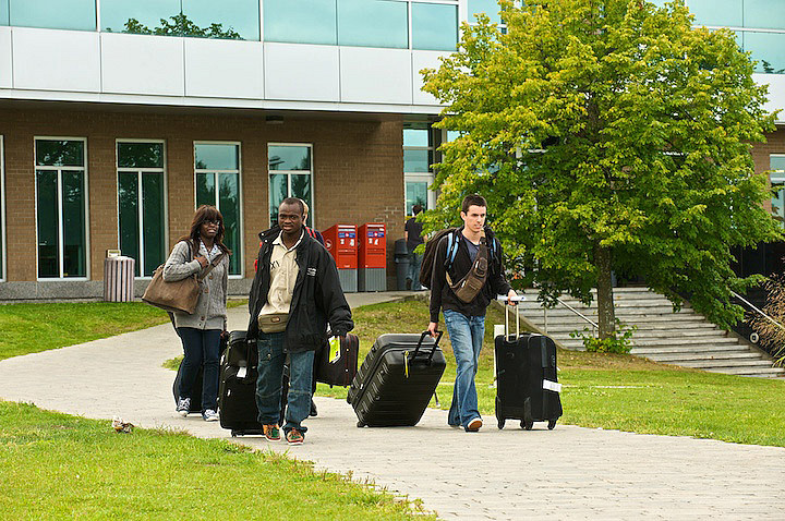 Étudiants arrivant avec leurs bagages au Campus principal.