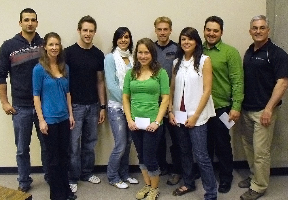 Les lauréats des prix FEPS – vice-rectorat à l'enseignement&nbsp;: Jean-Laurier Chartré Bérubé, Joannie Roberge, François Chiasson, Alix Bergeron, Cynthia Vachon, David Tremblay, Joanie Moncion et Guillaume Massé, ainsi que le doyen de la Faculté, Jean-Pierre Brunelle.