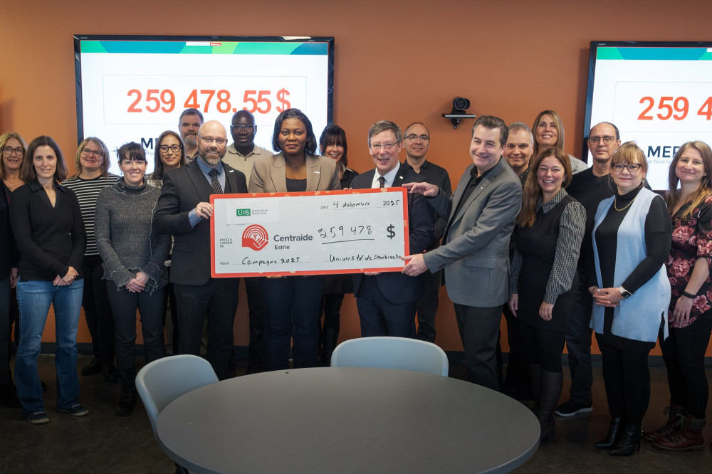Francis Demers, directeur philanthropique de Centraide; Gwladys Sebogo, directrice g&eacute;n&eacute;rale de Centraide; Jean-Pierre Perreault, recteur; Charles Vincent, directeur de la campagne UdeS 2025, en compagnie de plusieurs membres de l'&eacute;quipe de sollicitation.