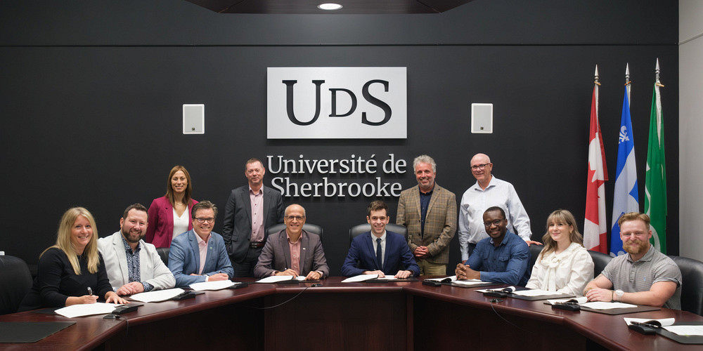 Ratification de la nouvelle convention collective UdeS-SAREUS.&nbsp;&Agrave; l&rsquo;avant&nbsp;: Janie Simard, conseill&egrave;re en gestion des ressources humaines (SRH); Alexandre Simoneau, porte-parole &agrave; la table de n&eacute;gociation, conseiller en gestion des ressources humaines (SRH); Pr&nbsp;Patrik Doucet, vice-recteur aux ressources humaines; Pr&nbsp;Pierre Cossette, recteur; Jonathan Savard, pr&eacute;sident du SAREUS; Ayokounle Nazif Orou Zime, responsable aux affaires administratives et financi&egrave;res (SAREUS); L&eacute;a B&eacute;liveau, responsable aux communications, &agrave; la mobilisation et &agrave; l'action politique (SAREUS); Hugo Prevosto, responsable des affaires internes et des d&eacute;l&eacute;gu&eacute;es et d&eacute;l&eacute;gu&eacute;s (SAREUS).&nbsp;&Agrave; l&rsquo;arri&egrave;re&nbsp;: Sasha Cardinal, directrice g&eacute;n&eacute;rale du Service des ressources humaines (SRH); Denis Simard, directeur de la Section relations de travail et r&eacute;mun&eacute;ration (SRH); Yvon Barri&egrave;re, vice-pr&eacute;sident ex&eacute;cutif r&eacute;gional de l&rsquo;AFPC-FTQ; Alain Lachapelle, n&eacute;gociateur de l&rsquo;AFPC-FTQ.