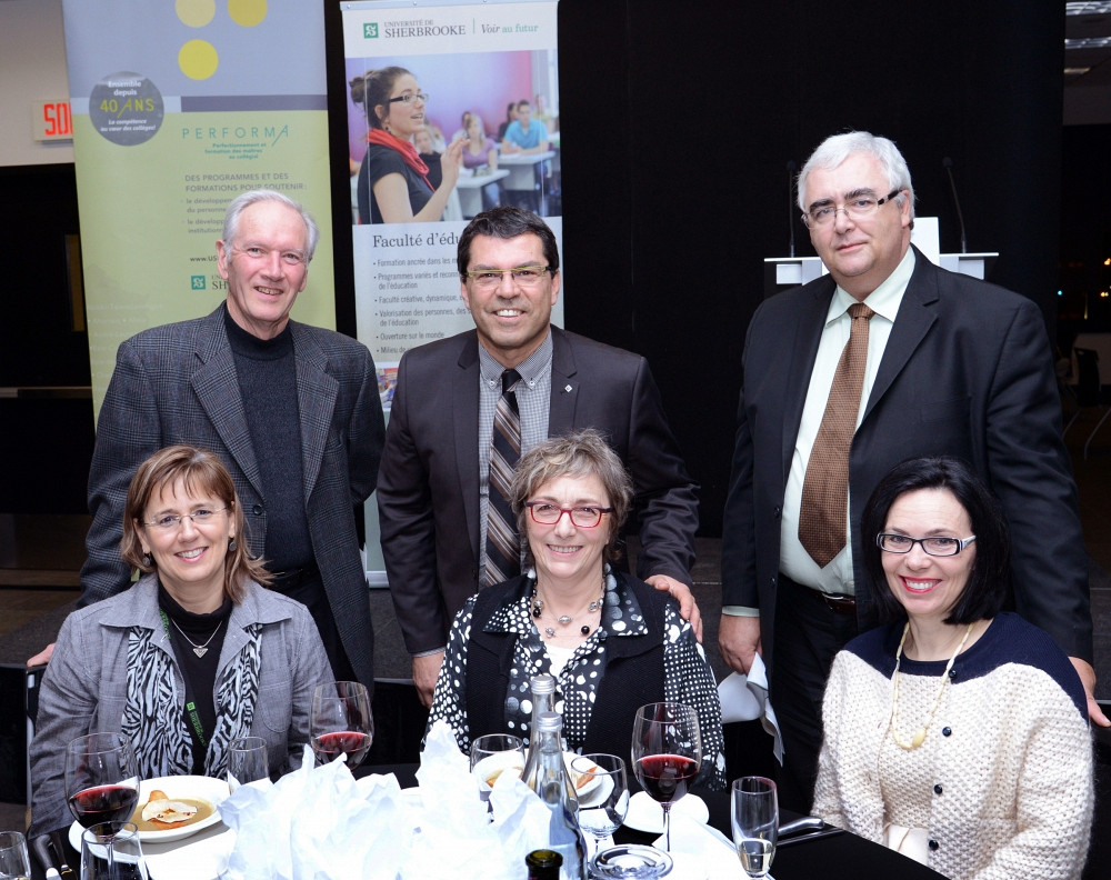 Robert Howe, ancien r&eacute;pondant local du Coll&egrave;ge Montmorency, Serge Striganuk, doyen de la Facult&eacute; d'&eacute;ducation, Claude Harvey, directeur g&eacute;n&eacute;ral du C&eacute;gep de La Pocati&egrave;re, Julie Desjardins, vice-doyenne &agrave; la formation de la Facult&eacute; d'&eacute;ducation, L&eacute;ane Arsenault, directrice du Secteur PERFORMA et Rachel Aub&eacute;, directrice des &eacute;tudes du C&eacute;gep Beauce-Appalaches, pr&eacute;sents aux f&ecirc;tes du 40e anniversaire de PERFORMA.