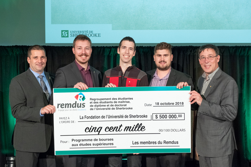 Le REMDUS donne 500 000 $ au fonds de bourses d'excellence au études supérieures. 