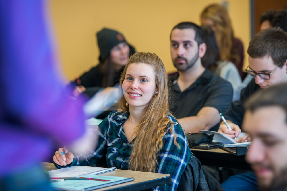 À compter de l'automne 2024, les personnes étudiantes ayant complété 12 années de scolarité hors Québec pourront désormais entreprendre un baccalauréat d’une durée de quatre ans dans l’un des quatorze programmes en sciences à l'Université de Sherbrooke.