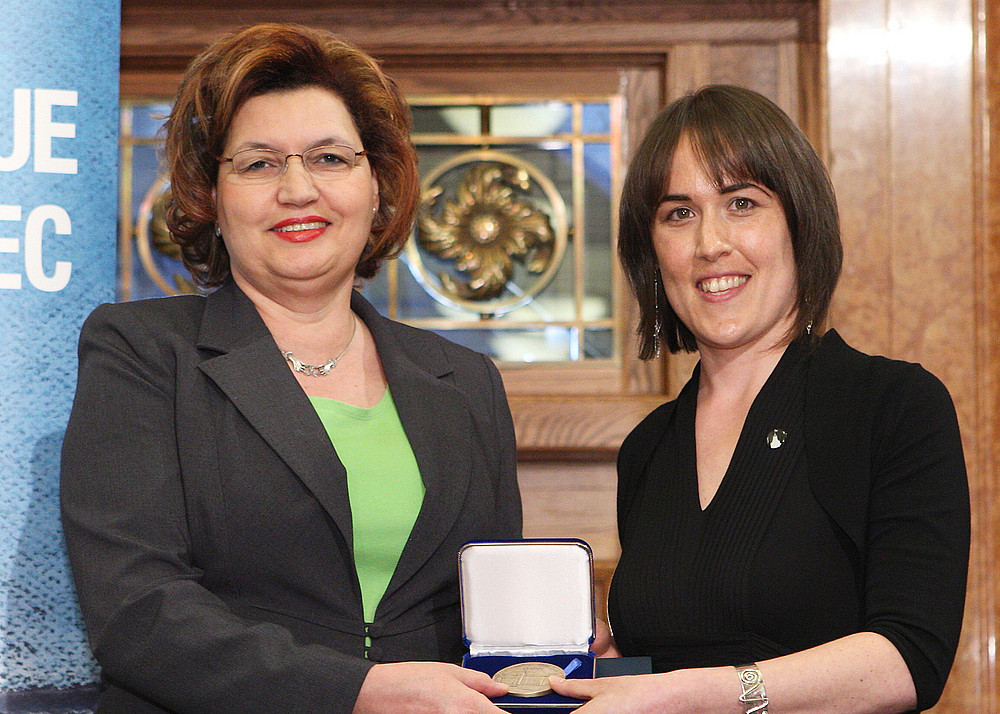 Fatima Houda-Pepin, premi&egrave;re vice-pr&eacute;sidente de l'Assembl&eacute;e nationale a remis le Prix de la Fondation Jean-Charles-Bonenfant, &agrave; l&rsquo;&eacute;tudiante Maude Laplante-Dub&eacute;.