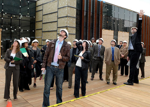 Le nouvel édifice de Longueuil a suscité fierté et curiosité lors de la visite du chantier.