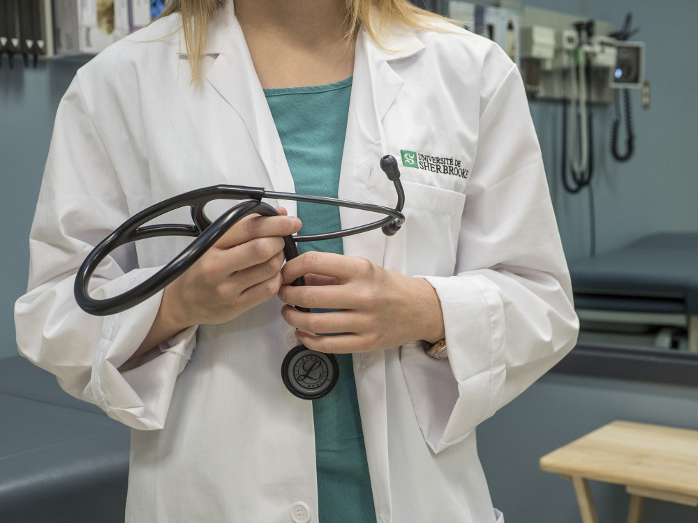 Chacun des futurs m&eacute;decins a re&ccedil;u un sarrau brod&eacute; &agrave; son nom pour marquer son passage &agrave; l&rsquo;externat.