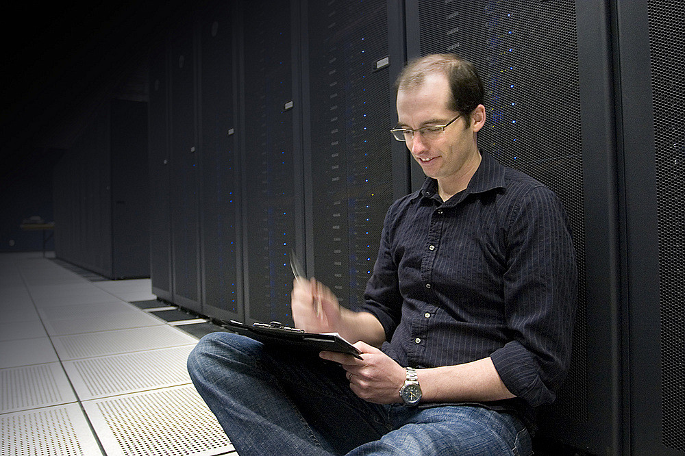 David Poulin, professeur à la Faculté des sciences, devant un des ordinateurs les plus puissants au monde, le super-ordinateur Mammouth de l'UdeS.