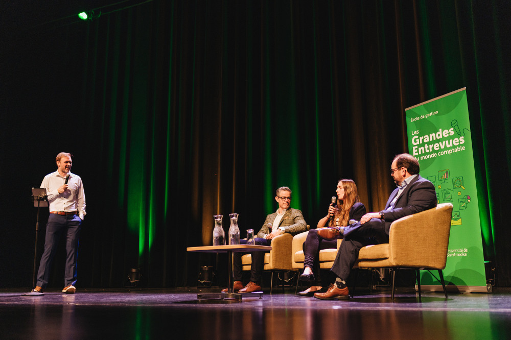 De gauche &agrave; droite :&nbsp;l'humoriste Pierre-Luc Pomerleau,&nbsp;M. Yanick Gervais, FCPA, pr&eacute;sident-directeur g&eacute;n&eacute;ral d&rsquo;Olymel,&nbsp;Mme Anouk Laforest, VP des finances et TI, chez Optima Aero&nbsp;M. &Eacute;ric Grondin, FCPA, associ&eacute; directeur r&eacute;gional chez MNP.
