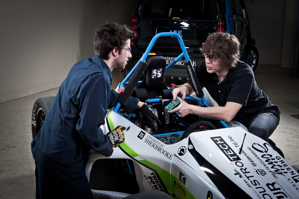 Parmi les véhicules en exposition, la Formule SAE hybride créée par des étudiants de la Faculté de génie.
