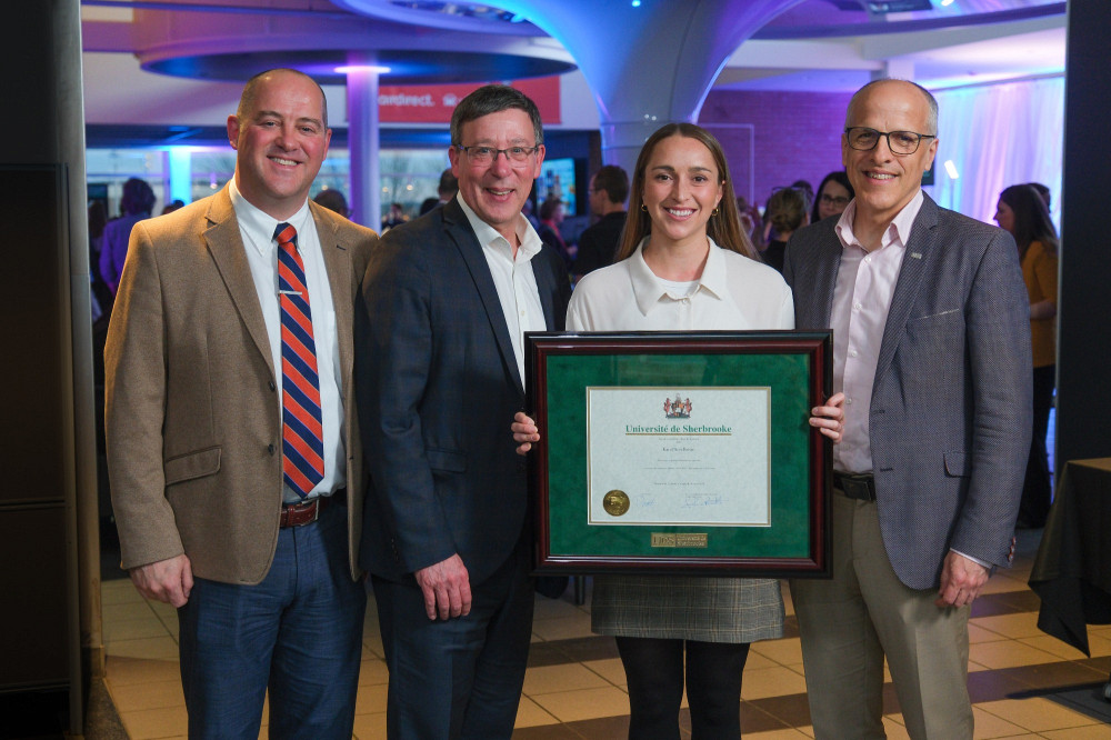 De gauche &agrave; droite&nbsp;: Jean-Pascal Lemelin, vice-recteur adjoint &agrave; la recherche et aux &eacute;tudes sup&eacute;rieures; Jean-Pierre Perreault, vice-recteur &agrave; la recherche et aux &eacute;tudes sup&eacute;rieures et recteur d&eacute;sign&eacute;; Karol'Ann Boivin, laur&eacute;ate du&nbsp;Prix de la meilleure th&egrave;se de doctorat dans la cat&eacute;gorie Sciences humaines et sociales et membre du GR&Eacute;LQ; Pierre Cossette, recteur de l'UdeS.