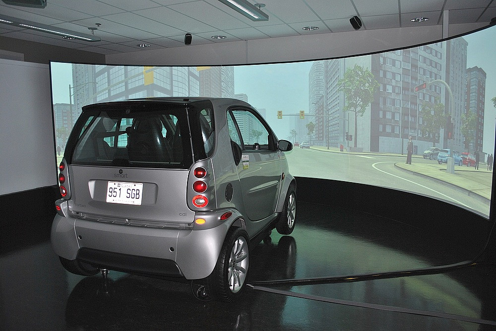 Le laboratoire de conduite simulée du Campus de Longueuil propose un environnement très proche de la réalité.