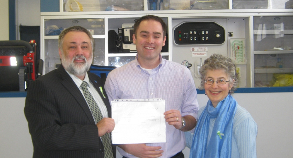 &Eacute;ric Fortin en compagnie de Colette Blais, r&eacute;pondante locale PERFORMA et de Sylvain Blais, directeur des &eacute;tudes, C&eacute;gep de l'Abitibi-T&eacute;miscamingue.