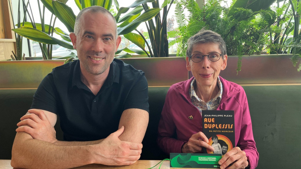Accompagn&eacute;e du professeur Yann Le Corff, directeur du D&eacute;partement d&rsquo;orientation professionnelle de la Facult&eacute; d'&eacute;ducation, la professeure associ&eacute;e et &eacute;m&eacute;rite Marcelle Gingras a eu l&rsquo;honneur d&rsquo;int&eacute;grer la communaut&eacute; du &laquo; 4e cycle &raquo; &agrave; la suite &agrave; de son don planifi&eacute; au b&eacute;n&eacute;fice de l&rsquo;UdeS.
