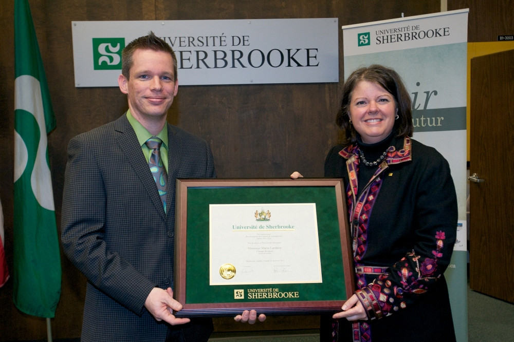 Mario Lambert a re&ccedil;u le prix Grande distinction en enseignement universitaire des mains de la vice-rectrice Lucie Laflamme.