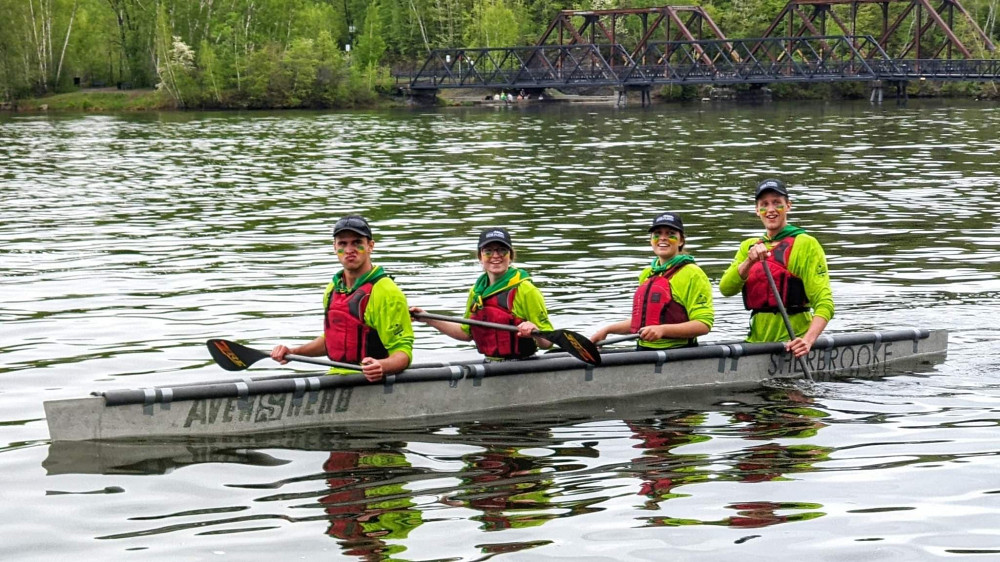 Avensherb, l'équipe du canoë de béton de l'Université de Sherbrooke sur le lac des Nations à Sherbrooke