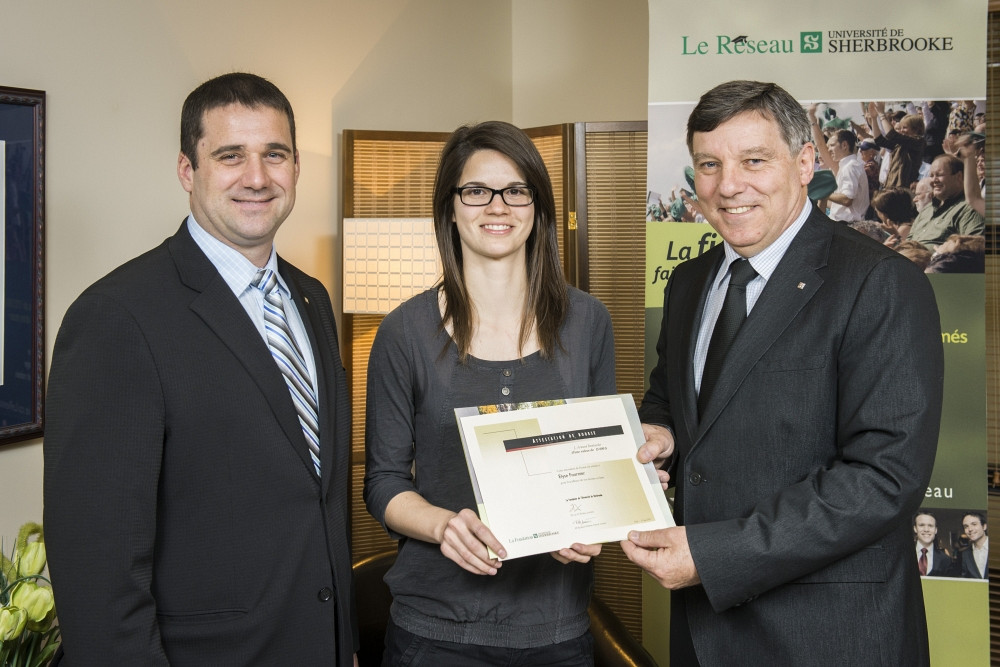 M. Pascal Gr&eacute;goire, directeur g&eacute;n&eacute;ral adjoint du Service des relations avec les dipl&ocirc;m&eacute;es et dipl&ocirc;m&eacute;s, la r&eacute;cipiendaire, Mme &Eacute;lyse Fournier et Pr G&eacute;rard Lachiver, doyen de la Facult&eacute; de g&eacute;nie 