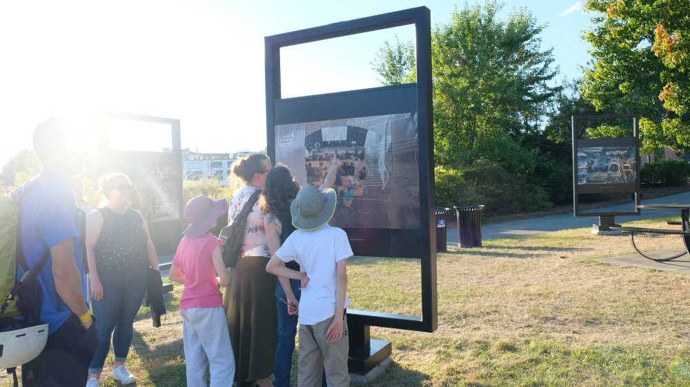 Des Sherbrookois et Sherbrookois qui d&eacute;couvrent l'exposition photo pour la premi&egrave;re fois lors de la soir&eacute;e de lancement.