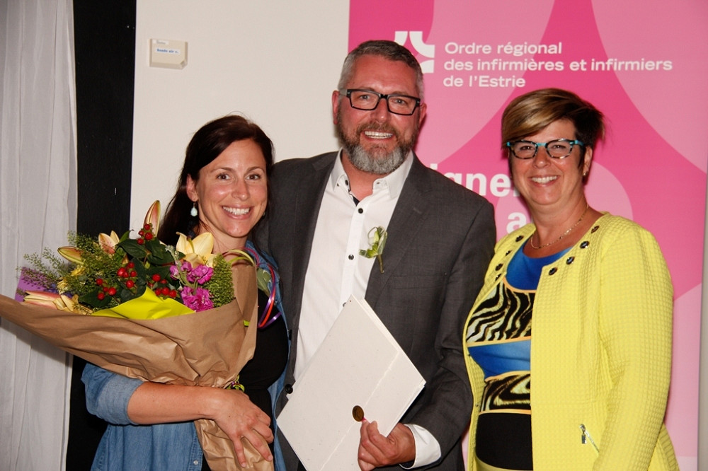 La charg&eacute;e de cours M&eacute;lanie Marceau et le professeur&nbsp;St&eacute;phan Lavoie de l'&Eacute;cole des sciences infirmi&egrave;res sont en compagnie de la pr&eacute;sidente&nbsp;Lucie Tremblay de l&rsquo;Ordre des infirmi&egrave;res et infirmiers du Qu&eacute;bec.