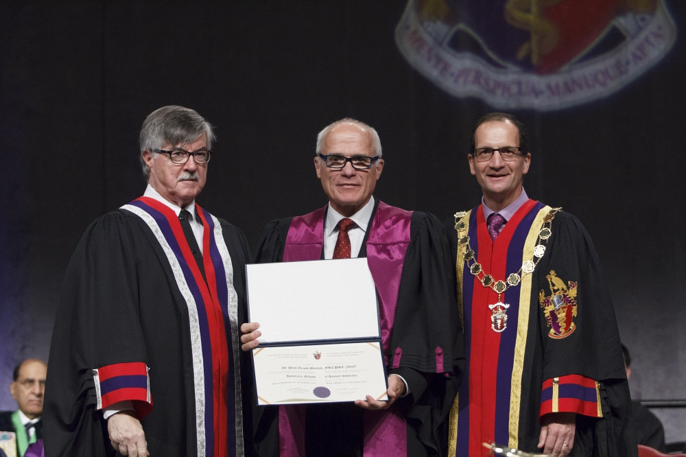 Le Dr Andrew Padmos, directeur g&eacute;n&eacute;ral du CRMCC, le Pr Paul Grand'Maison et le&nbsp;Dr Kevin Imrie, pr&eacute;sident du CRMCC.