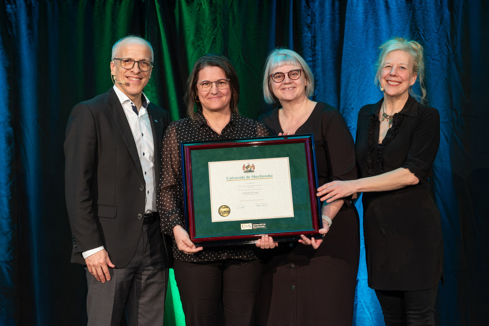 La biblioth&eacute;caire Nathalie St-Jacques, accompagn&eacute;e du recteur, Pierre Cossette, de la directrice g&eacute;n&eacute;rale du Service des biblioth&egrave;ques et archives, Chantal St-Louis, et de la vice-rectrice aux &eacute;tudes, Christine Hudon.