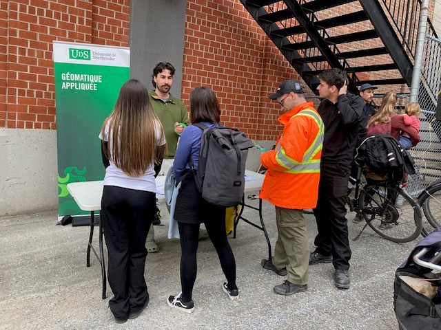 David Lapointe &eacute;change avec des visiteurs (photo fournie)
