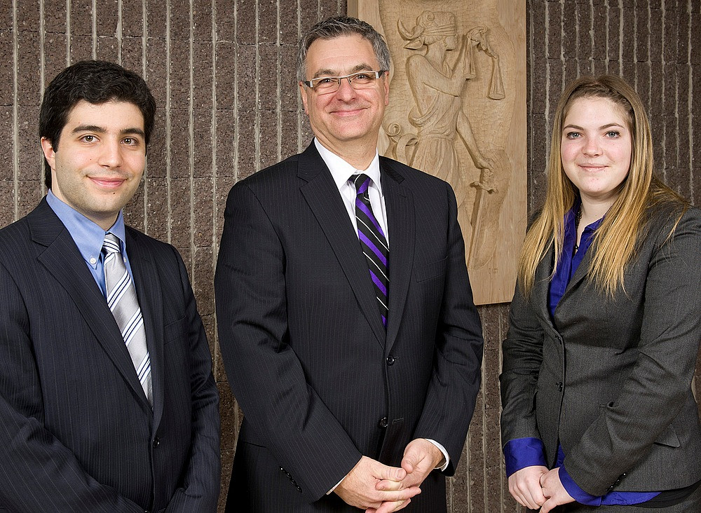 Le ministre Jean-Marc Fournier (au centre) en compagnie des deux d&eacute;batteurs de la Facult&eacute; de droit de l'UdeS, David Lopez et Melissandre Asselin-Blain.